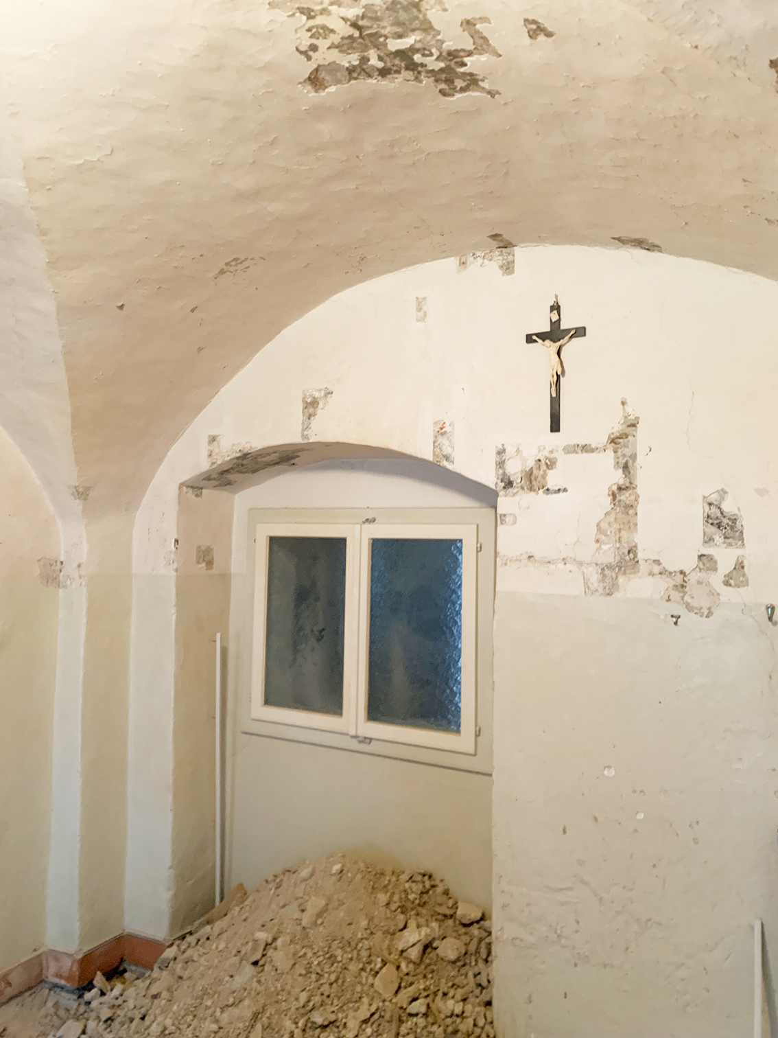 abgehauener Verputz im Westflügel des Klosters Fischingen offenbart Fresken