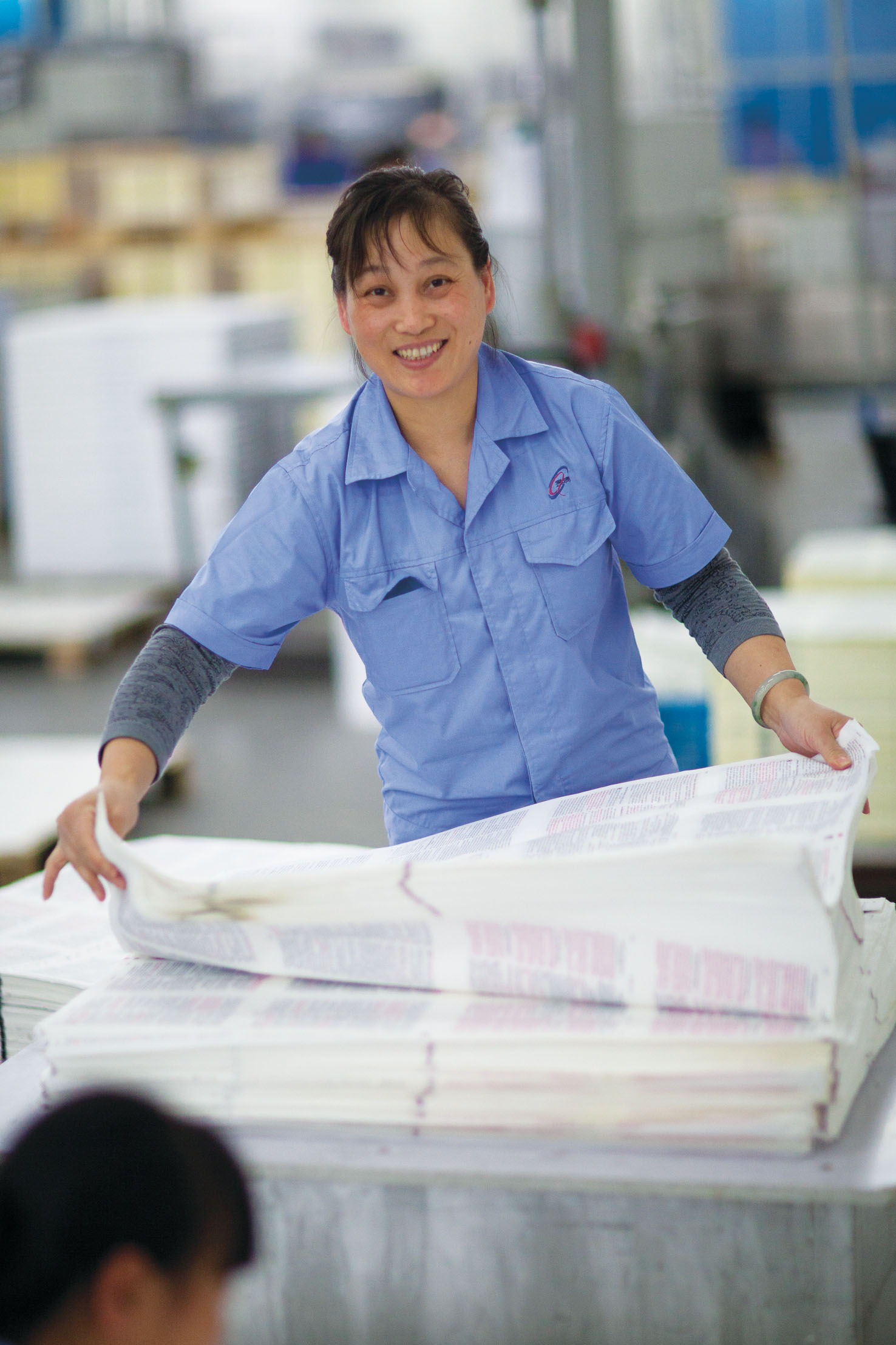 Druckereimitarbeiterin in Nanjing kontrolliert Druckbögen