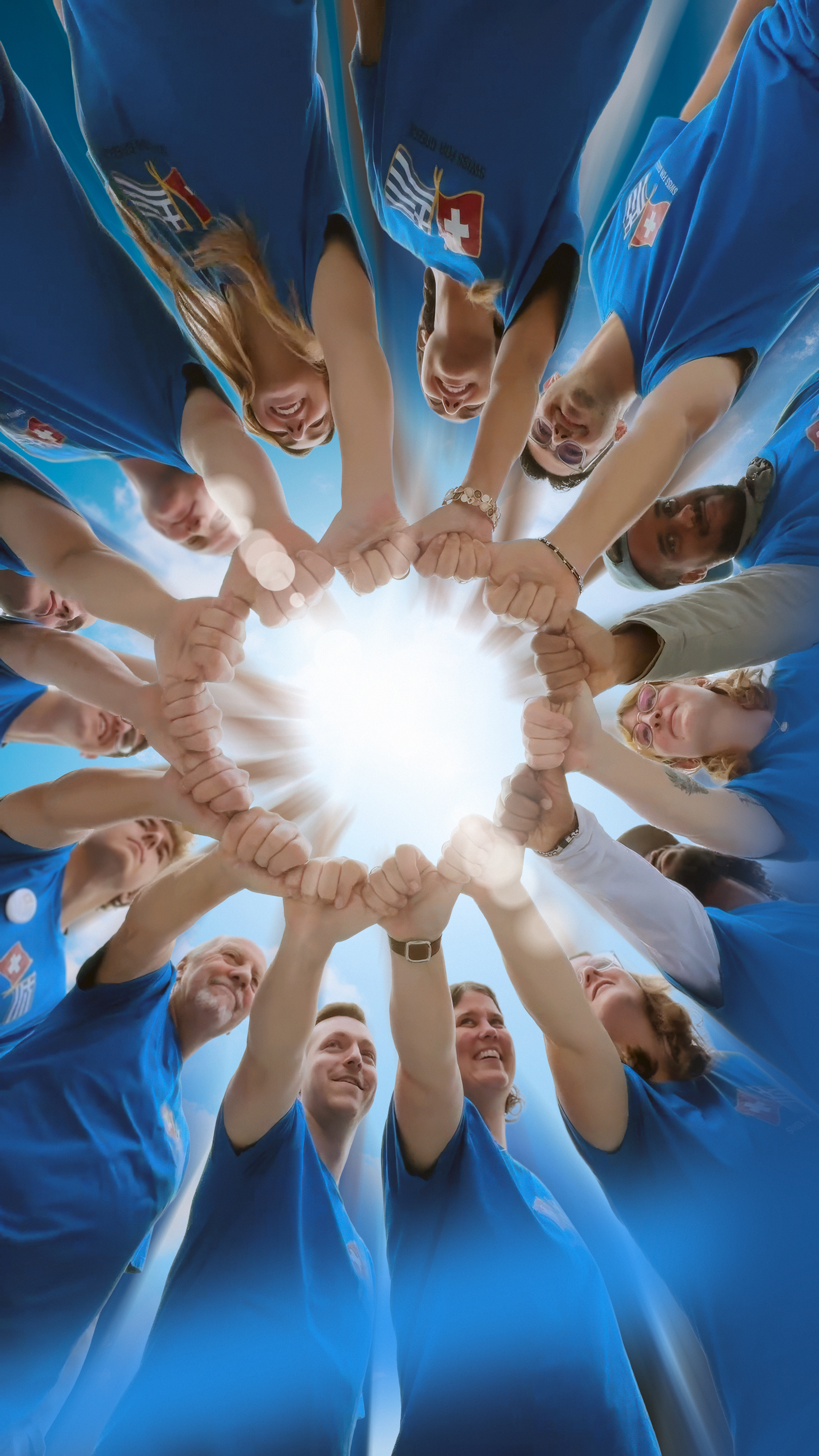 Menschengruppe von unten aufgenommen, bilden mit Händen einen Kreis