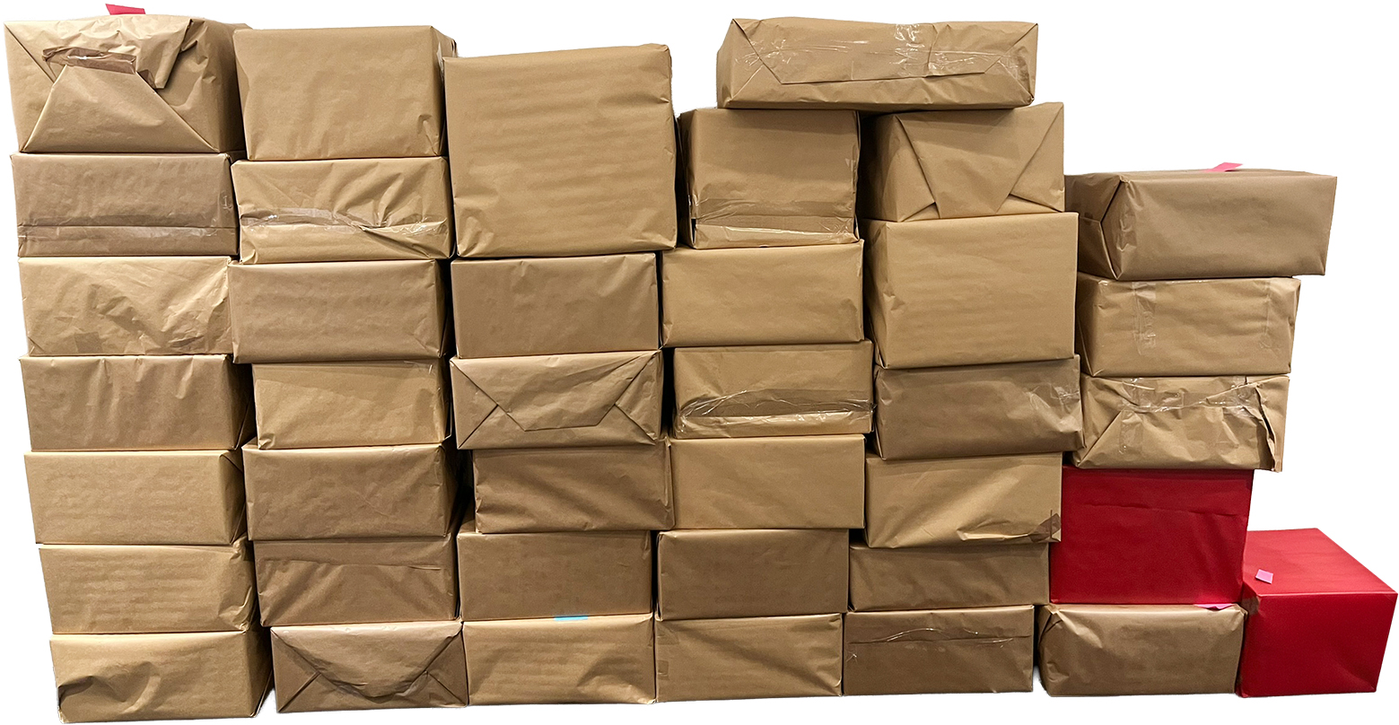 eine Beige von in Packpapier eingepackten Paketen