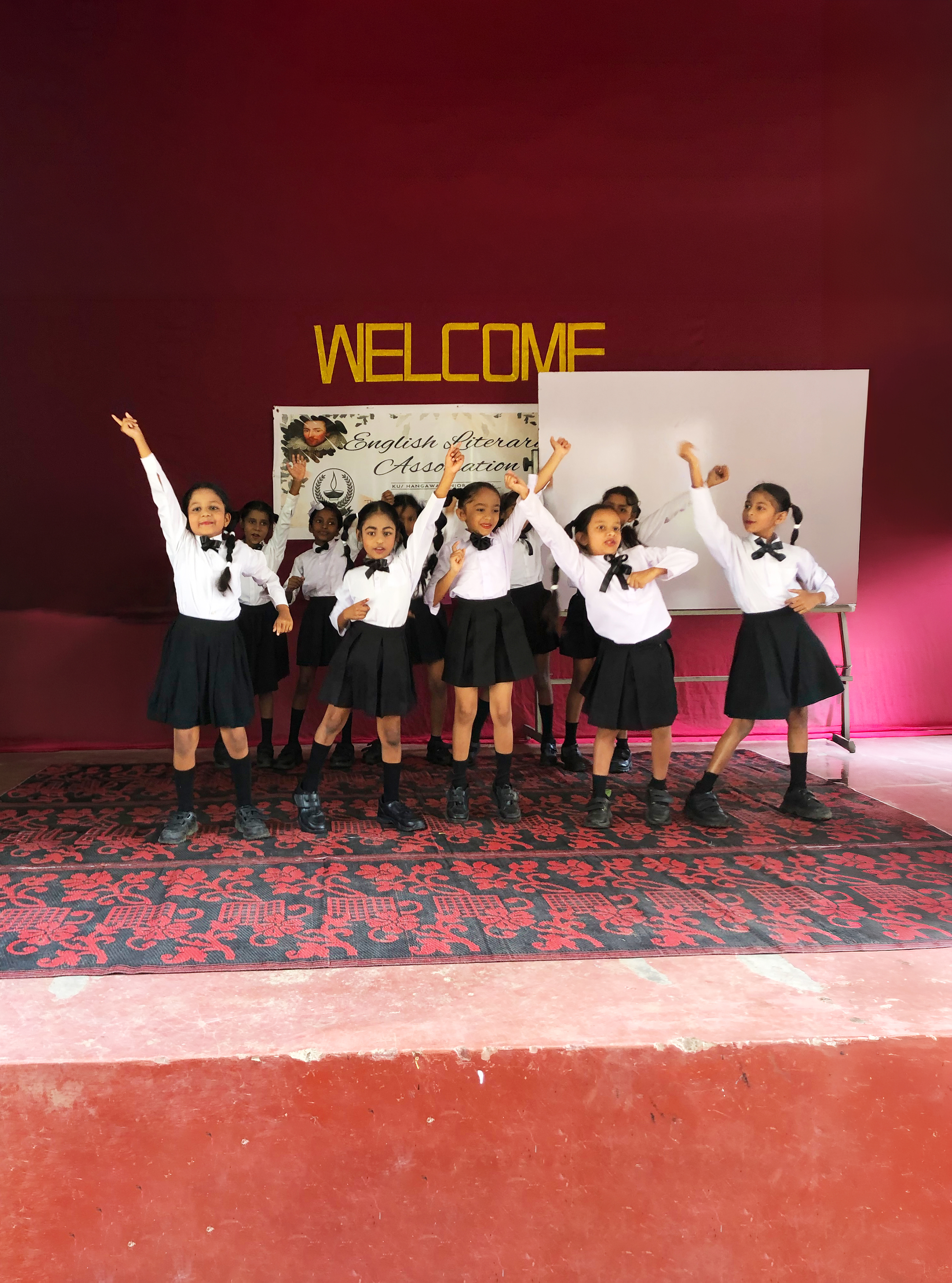 kleine Schulmädchen in Uniform führen in Sri Lanka einen Tanz auf