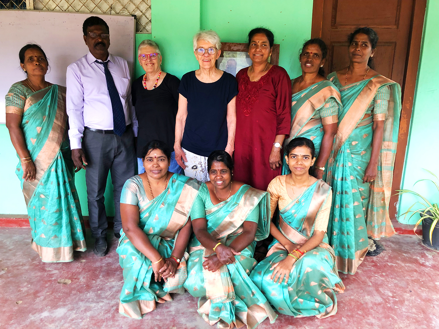 Lehrerinnenteam im Sari mit Schulleiter und zwei Vorstandsmitgliedern des Vereins Lankawelamai