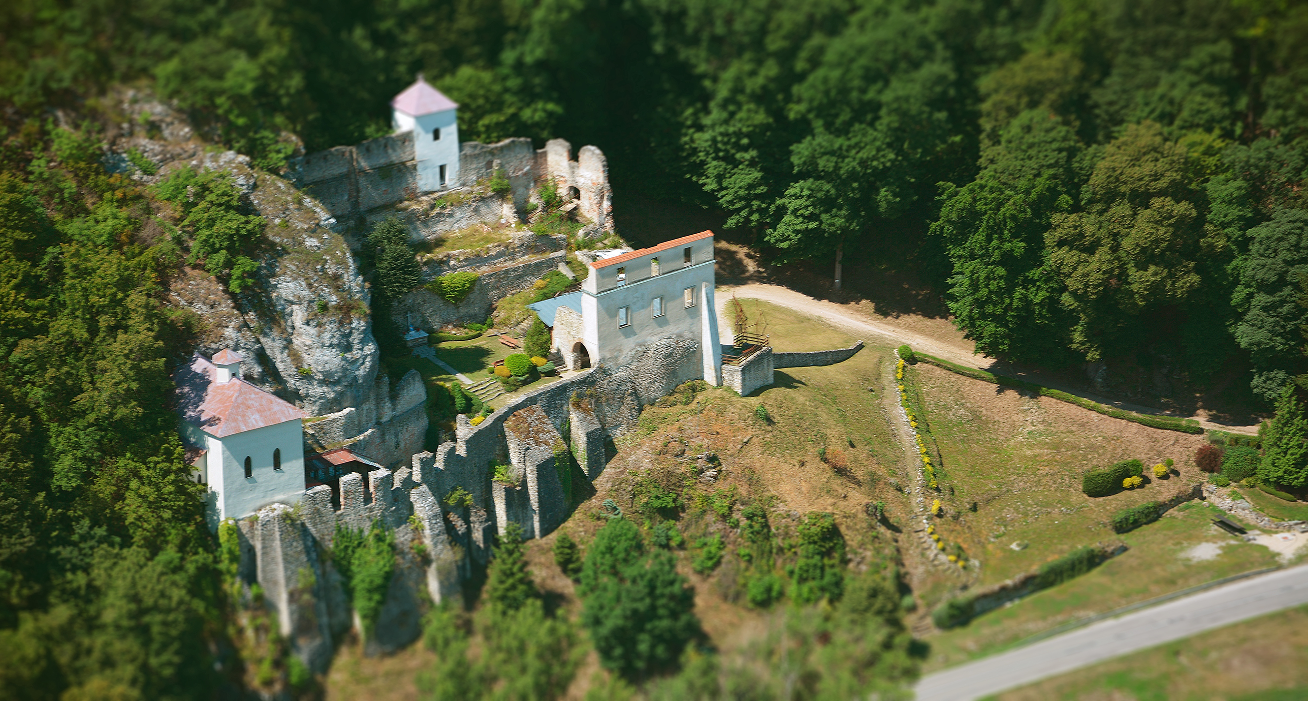 Luftaufnahme ehemalige Klosteranlage im slowakischen Skalka