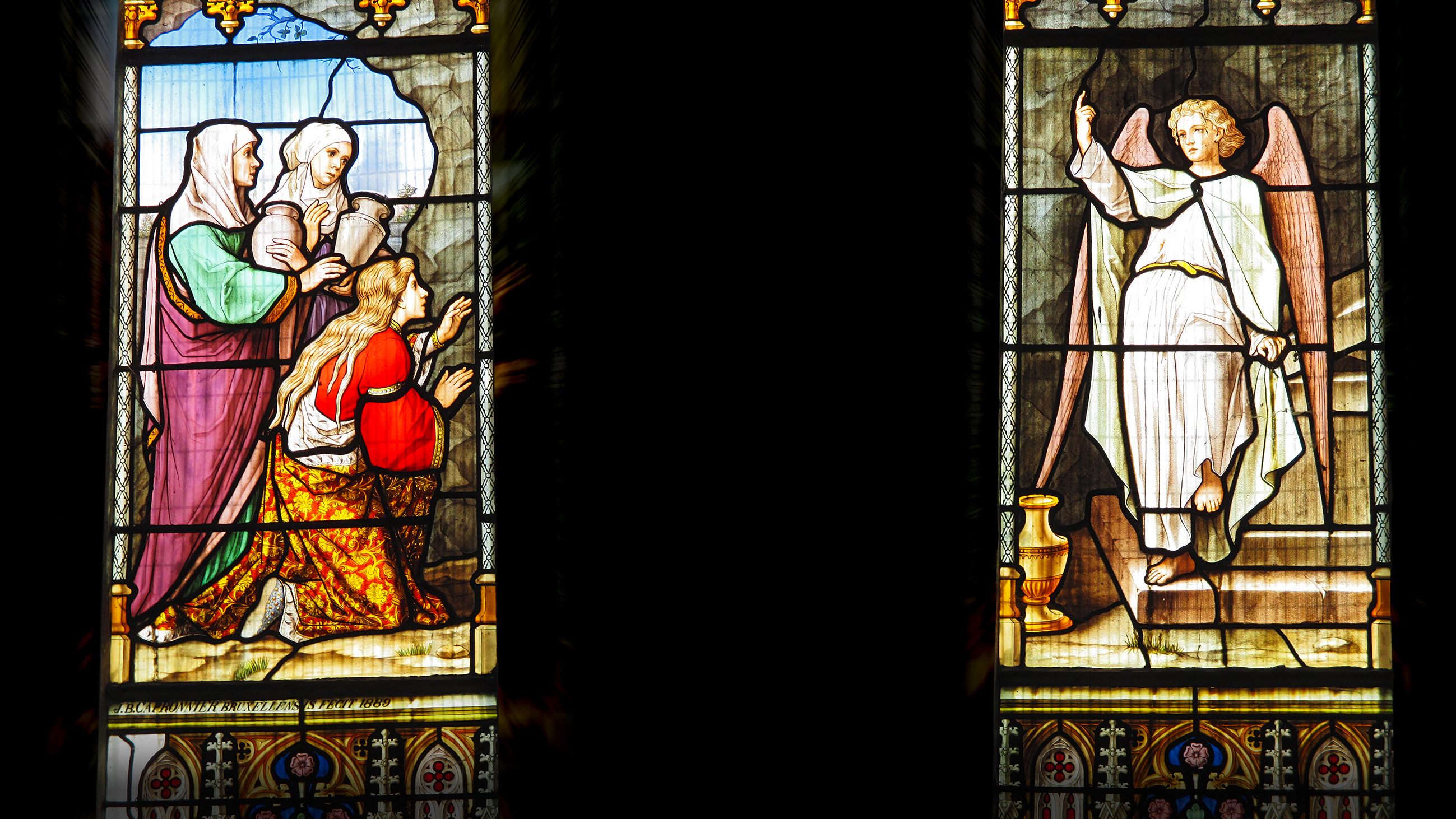 Kirchenfenster der Kirche St. Anna im englischen Lewes zeigt di drei Frauen, die Jesu Grab leer finden und dem Jüngling begegnen, dargestellt als Engel