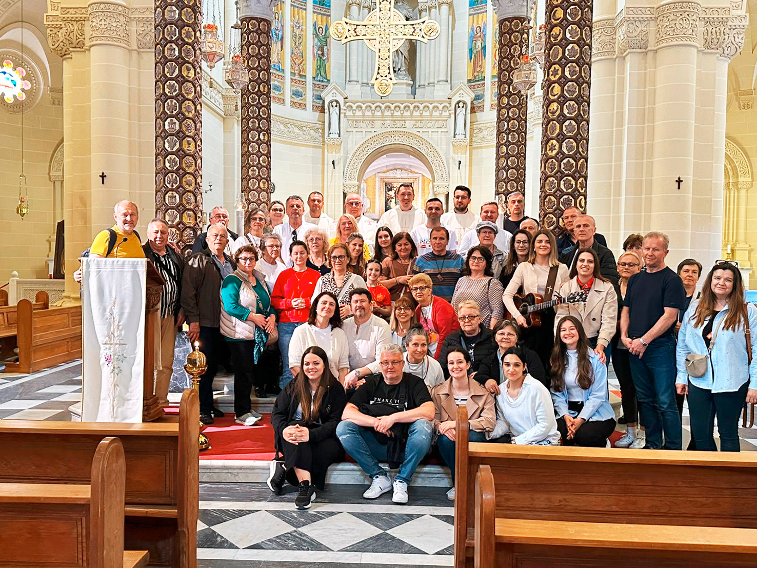 Kroatische Pilgergruppe aus der Mission St. Gallen und Schaffhausen-Frauenfeld in der Basilika ta' Pinu auf Malta
