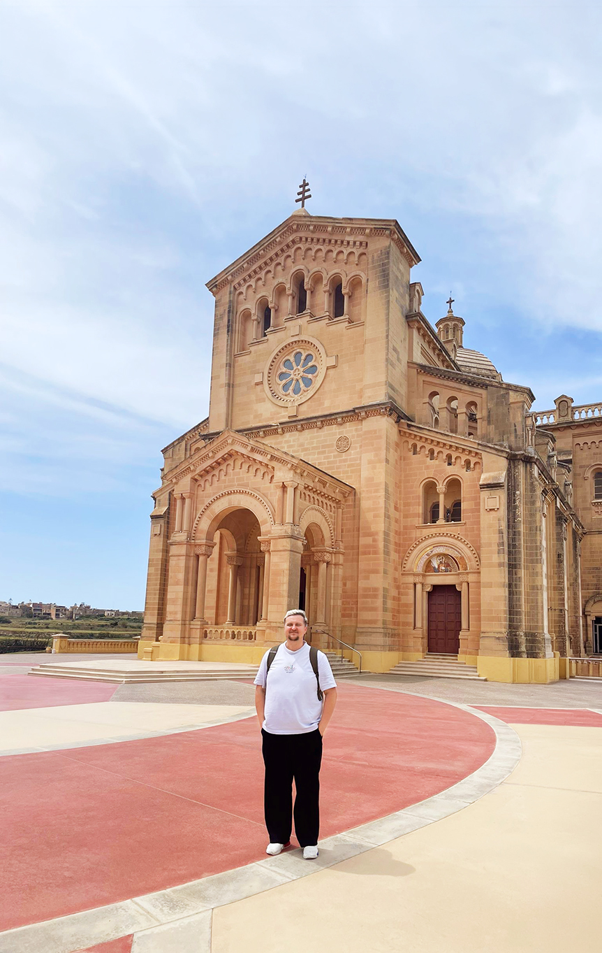 Nikola Bočkaj vor der Basilika ta' Pinu auf der Insel Malta