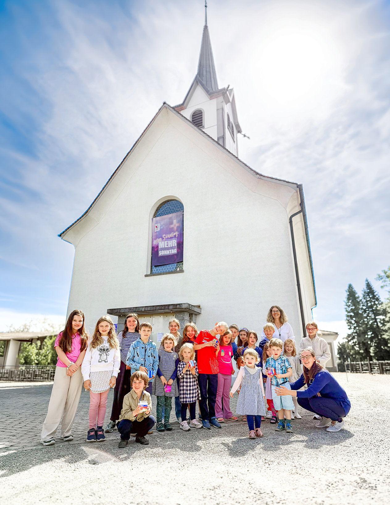 Kinder freuen sich über einen altersgerechten Gottesdienst