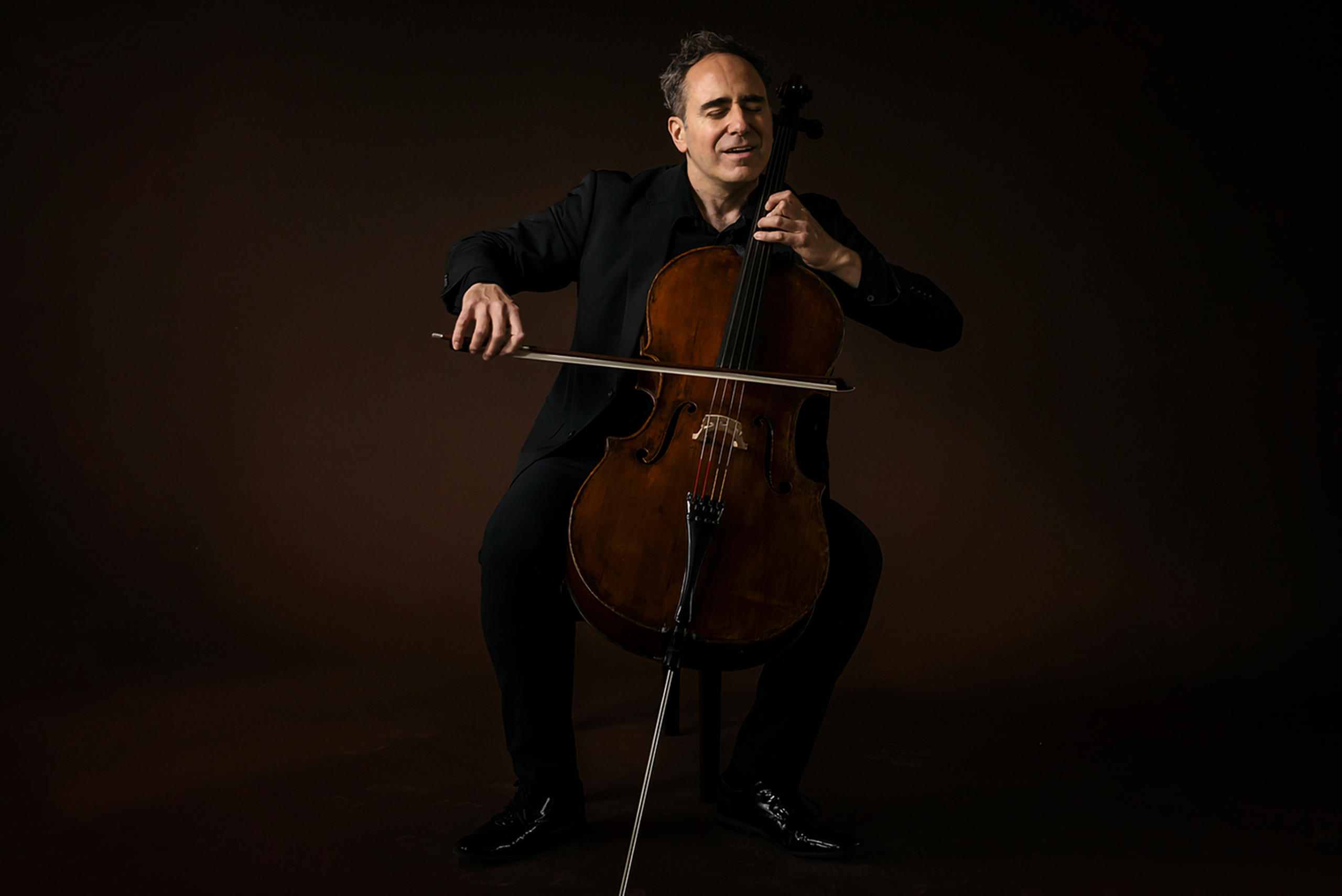 Cellist Jonas Iten spielt hingebungsvoll