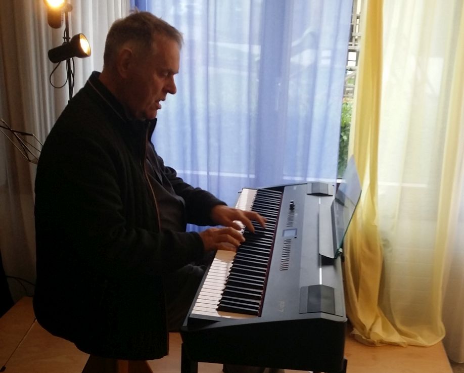 Daniel Burri, stark sehbehinderter, passionierter Pianist und ehemaliger Klavierstimmer